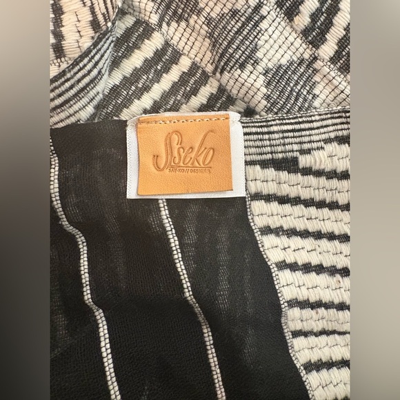 Hand Woven in Ethiopia • Women's Scarf/Shawl - Picture 4 of 5